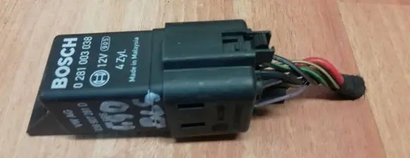 Volkswagen Touran I Glow plug pre-heat relay 0281003038 038907281D