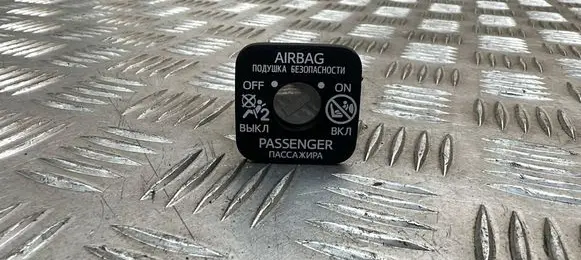 Toyota RAV 4 (XA40) Passenger airbag on/off switch