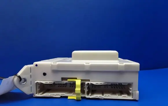 Lexus GS 300 350 430 450H Fuse module 8273030322 6D121280 603250058