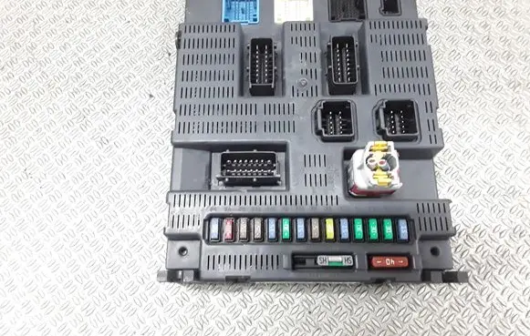 Peugeot 308 Fuse module 9663798180