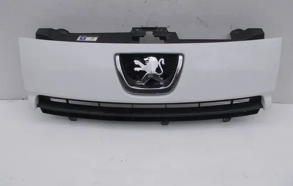 Front bumper upper radiator grill