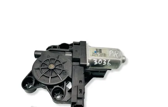 Volvo V70 Front door window regulator motor 970713102