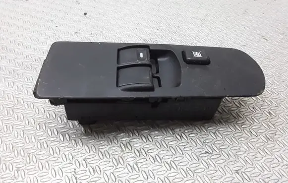Mitsubishi Colt Electric window control switch MR587959