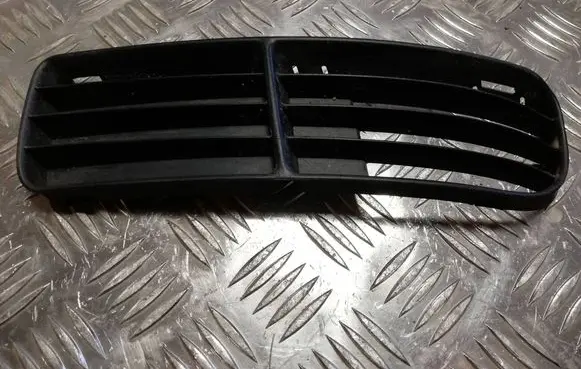 Volkswagen Polo III 6N 6N2 6NF Front bumper lower grill 6N0853665B