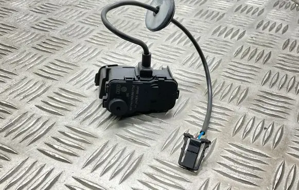 Fuel tank cap lock