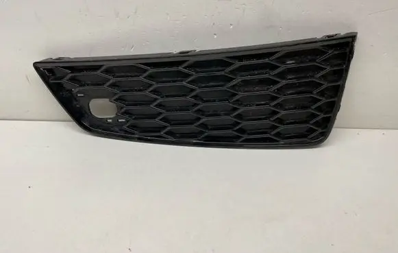 Audi Q3 8U Front bumper lower grill 8U0807682S
