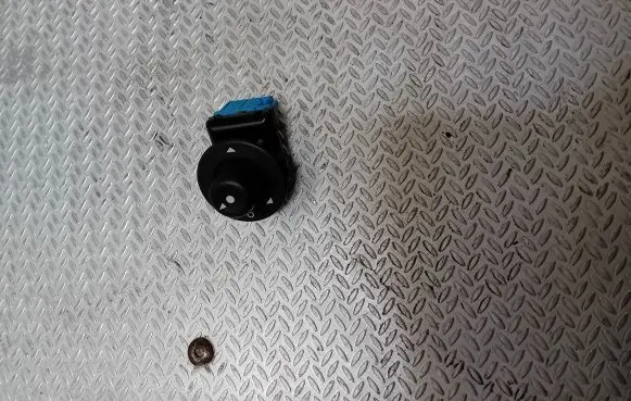 Peugeot Partner Wing mirror switch 185526