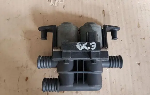 BMW 5 E39 Coolant heater control valve 8374995
