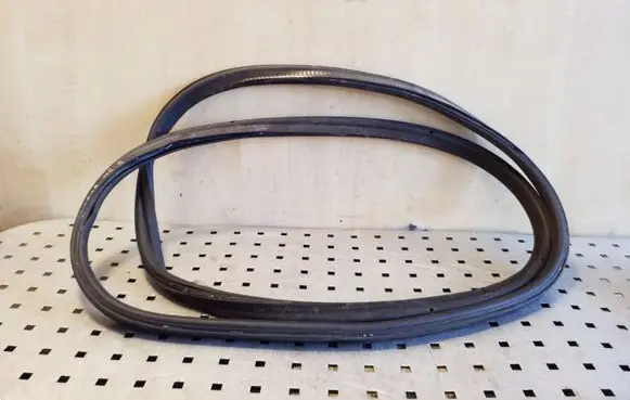 Trunk rubber seal (body)