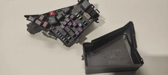 Subaru Legacy Fuse module MB700200B
