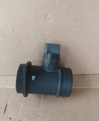 Audi A4 S4 B5 8D Mass air flow meter 0281002216