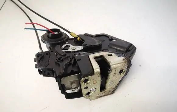 Toyota Corolla Verso E121 Rear door lock 