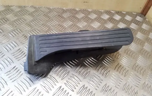 Accelerator throttle pedal