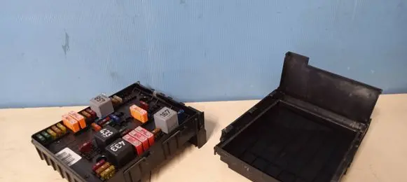 Volkswagen PASSAT B6 Fuse module 1K0937124K 1K0937132F