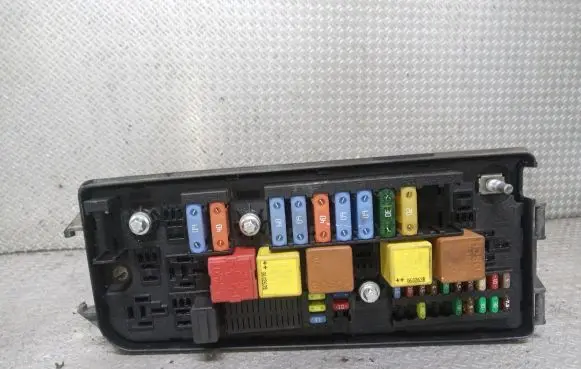 Opel Vectra C Fuse module 13205804 519183008