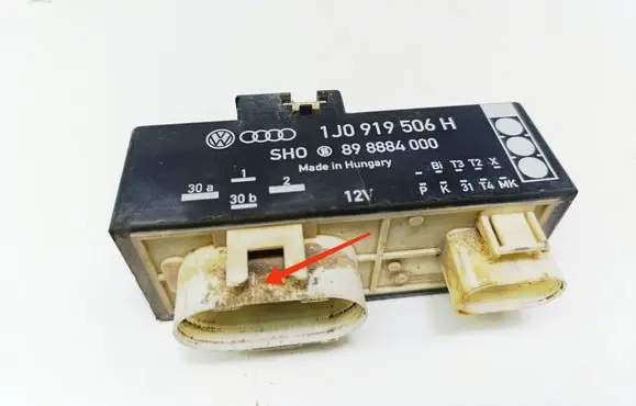Volkswagen Golf IV Coolant fan relay 1J0919506H
