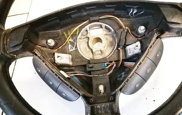 Steering wheel buttons/switches