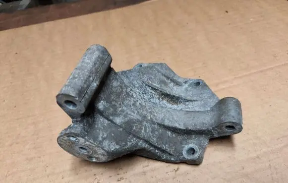 Jeep Grand Cherokee (WJ) Engine mounting bracket