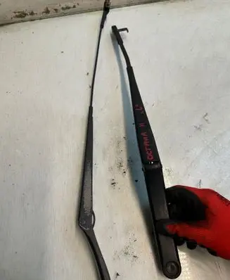 Skoda Octavia Mk2 (1Z) Front wiper blade arm 556
