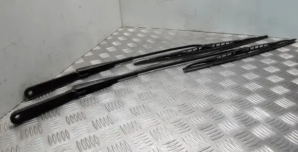 Renault Trafic II (X83) Front wiper blade arm 7700311582 7700311584