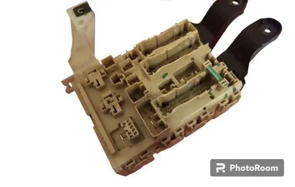 Toyota Avensis T270 Fuse module 8273005170D
