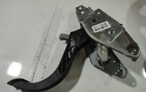 Opel Astra H Brake pedal 