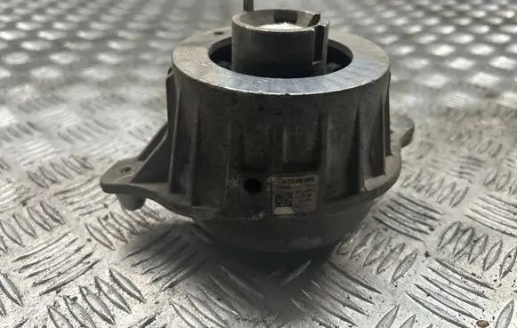 Engine mount bracket