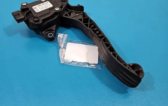 Opel Movano B Accelerator throttle pedal 180101626R IMPRK1534692