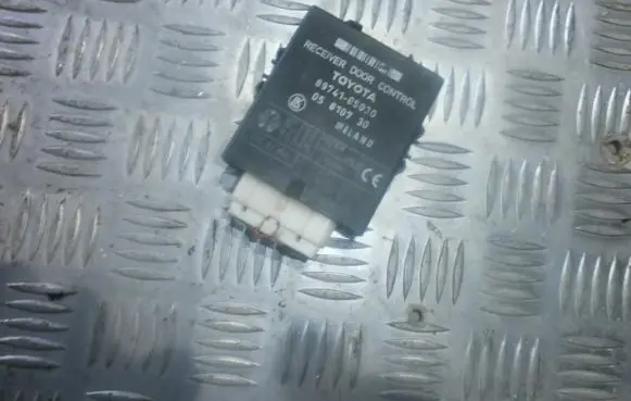 Toyota Avensis T220 Door control unit/module 8974105030 05810730