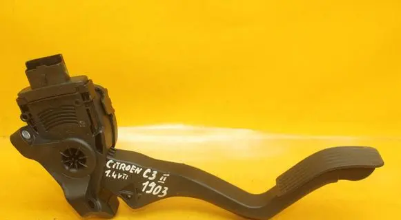 Accelerator throttle pedal