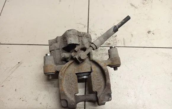 Volkswagen Golf VII Rear brake caliper 