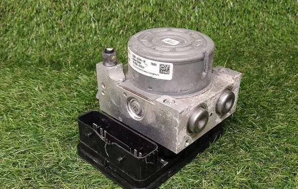 Ford Fusion II ABS Pump DG9C2C405DF