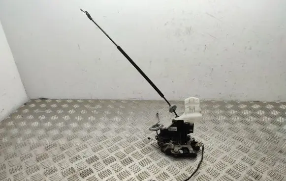 Volkswagen Caddy Front door lock 3B1837016