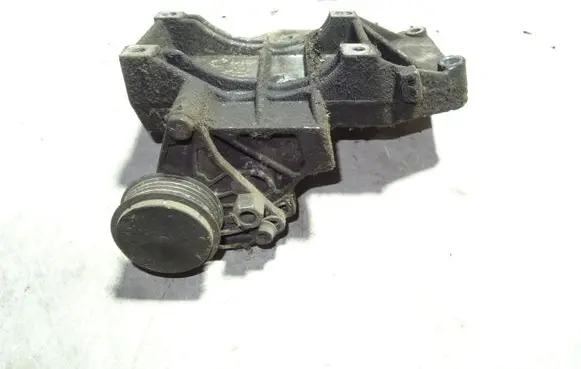Audi A4 S4 B5 8D A/C compressor mount bracket 058260885