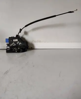 Volkswagen Caddy Front door lock 8D1837015A