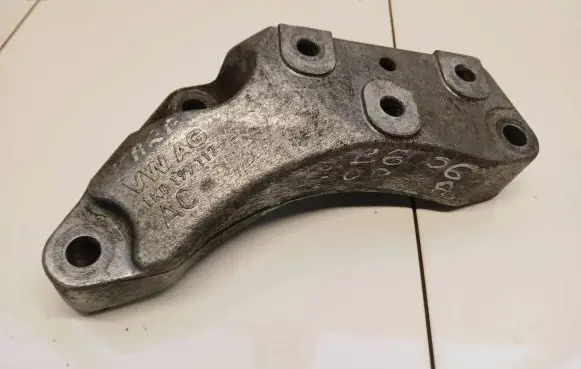 Volkswagen PASSAT B6 Engine mounting bracket 1K0199117