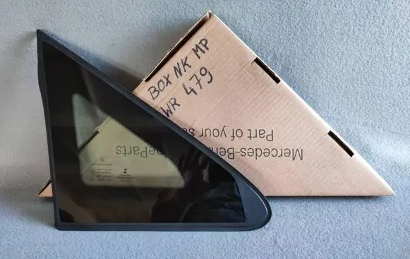 Mercedes-Benz V Class W447 Front triangle window/glass A4476730405