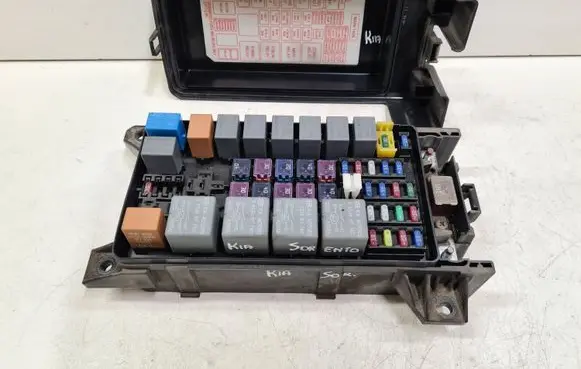 KIA Sorento Fuse box set 911613E010 1006C01017