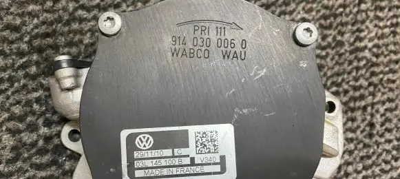 Audi A4 S4 B8 8K Vacuum pump 03L145100