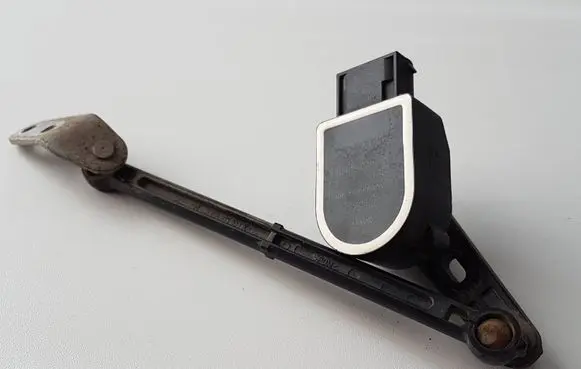 Headlight/headlamp level sensor
