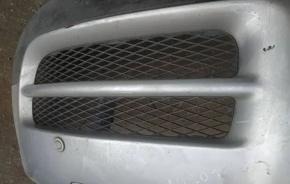 Volkswagen Touareg I Front bumper lower grill