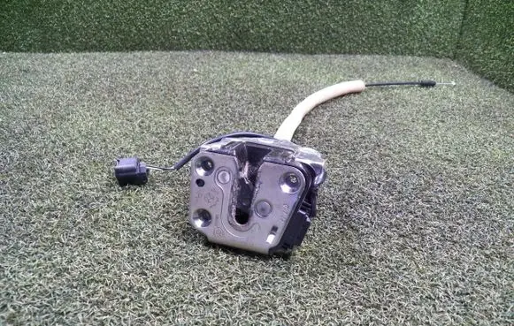 Renault Master III Rear door lock 8200661170