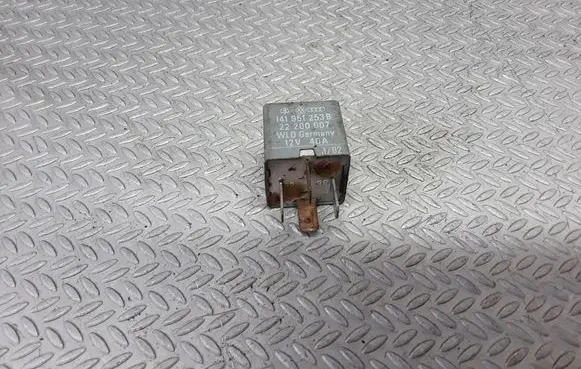 Volkswagen PASSAT B5.5 Other relay 141951253B