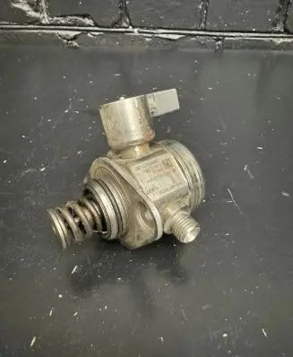 BMW 5 F10 F11 Fuel injection high pressure pump 7597870 13517597870