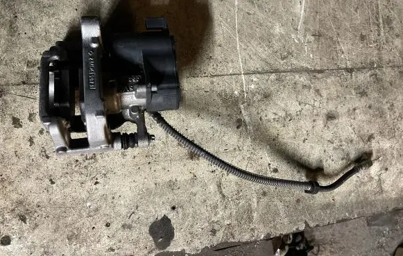 Opel Mokka B Rear brake caliper 9819059480