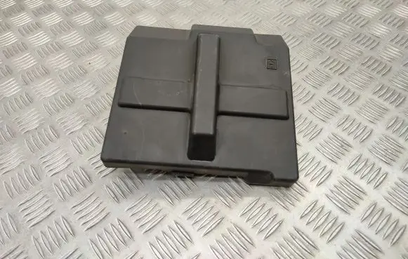 Opel Vivaro Fuse box cover 8200490003