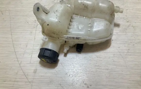 BMW 1 F40 Coolant expansion tank/reservoir 8687503