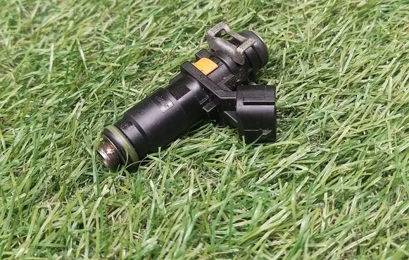 Volkswagen Jetta VI Fuel injector 06A906031CP
