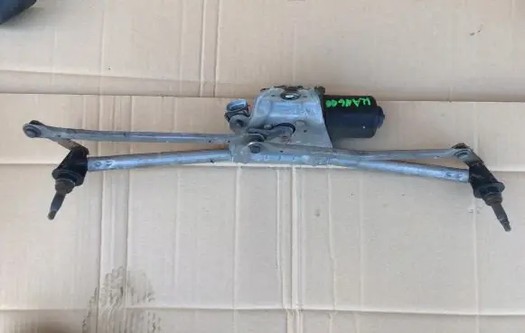 Renault Kangoo I Front wiper linkage and motor