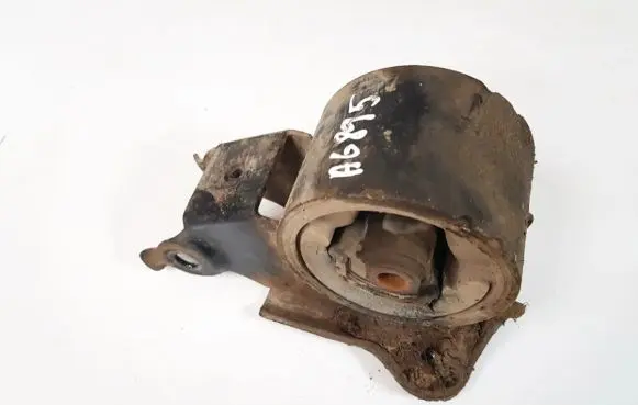 Nissan X-Trail T30 Engine mount bracket